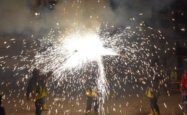  300 ‘dimonis’ se juntan en un encuentro vibrante para encender las calles de Morella