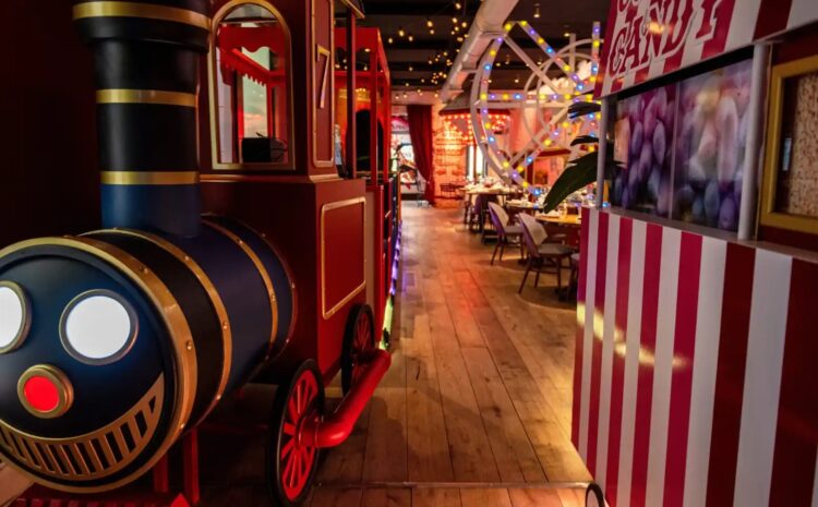  El restaurante con ‘feria incluida’ que abre en Madrid: el tren de la bruja, columpios voladores y noria