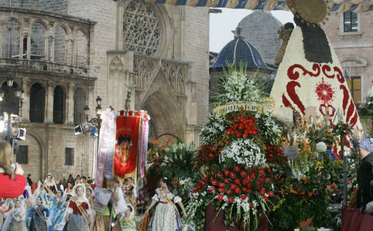  El manto de flores de la Virgen puede ser un récord Guinness