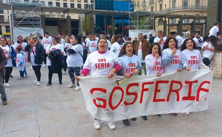  Los feriantes muestran su enfado con el Ayuntamiento de Zaragoza en la plaza del Pilar