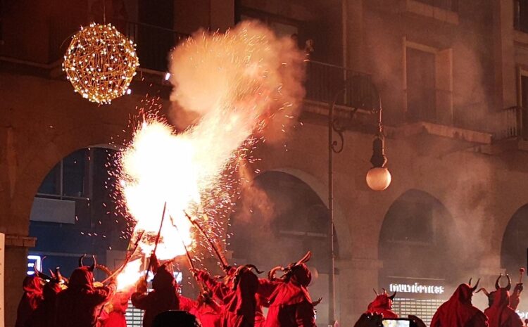  Noche de ‘dimonis i correfoc’ en el puerto de Maó