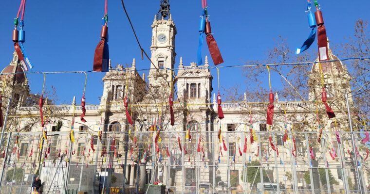 Valencia estalla en luz y pólvora con 3 castillos de fuegos