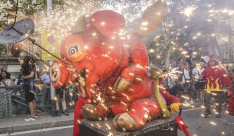 Valencia arde con un gran Correfoc y con la pólvora de Hermanos Caballer