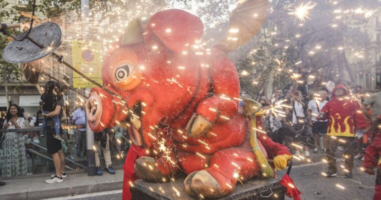 Valencia arde con un gran Correfoc y con la pólvora de Hermanos Caballer