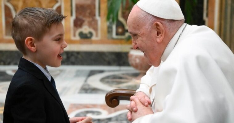 El Papa Francisco a los feriantes: Ustedes aportan alegría y compañía en un mundo gris. ( 1º parte )