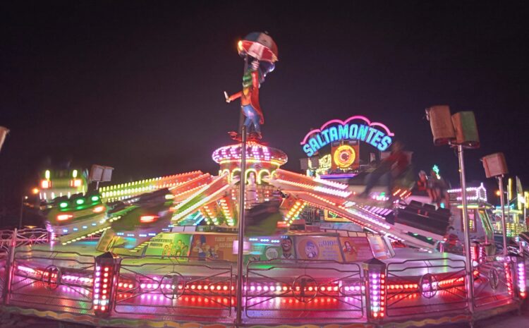  La falta de espacio complica la instalación de las atracciones a dos días de las Festas do Verán en Ribeira. 