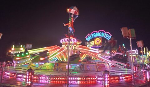 La falta de espacio complica la instalación de las atracciones a dos días de las Festas do Verán en Ribeira.