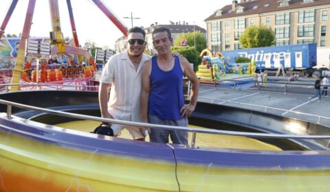 La (dura) vida de los feriantes: «Esto es 24 horas. Salimos de Milladoiro y montamos en Bertamiráns»