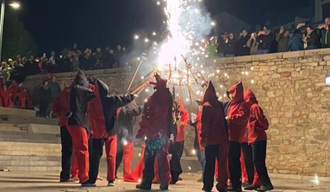 Morella vive una espectacular décima Trobada de Dimonis con 250 participantes y un estallido de fuego y pólvora