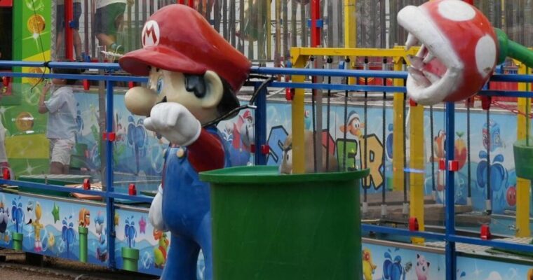 El Mario Bros robado el año pasado vuelve encadenado: candado para el fontanero más famoso de Badajoz