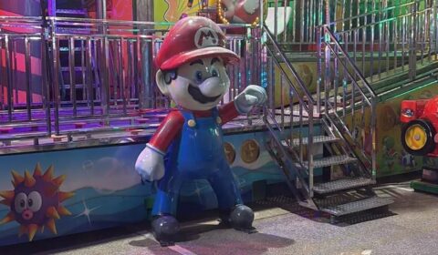 El Mario Bros robado el año pasado vuelve encadenado: candado para el fontanero más famoso de Badajoz