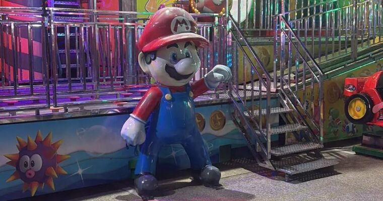 El Mario Bros robado el año pasado vuelve encadenado: candado para el fontanero más famoso de Badajoz
