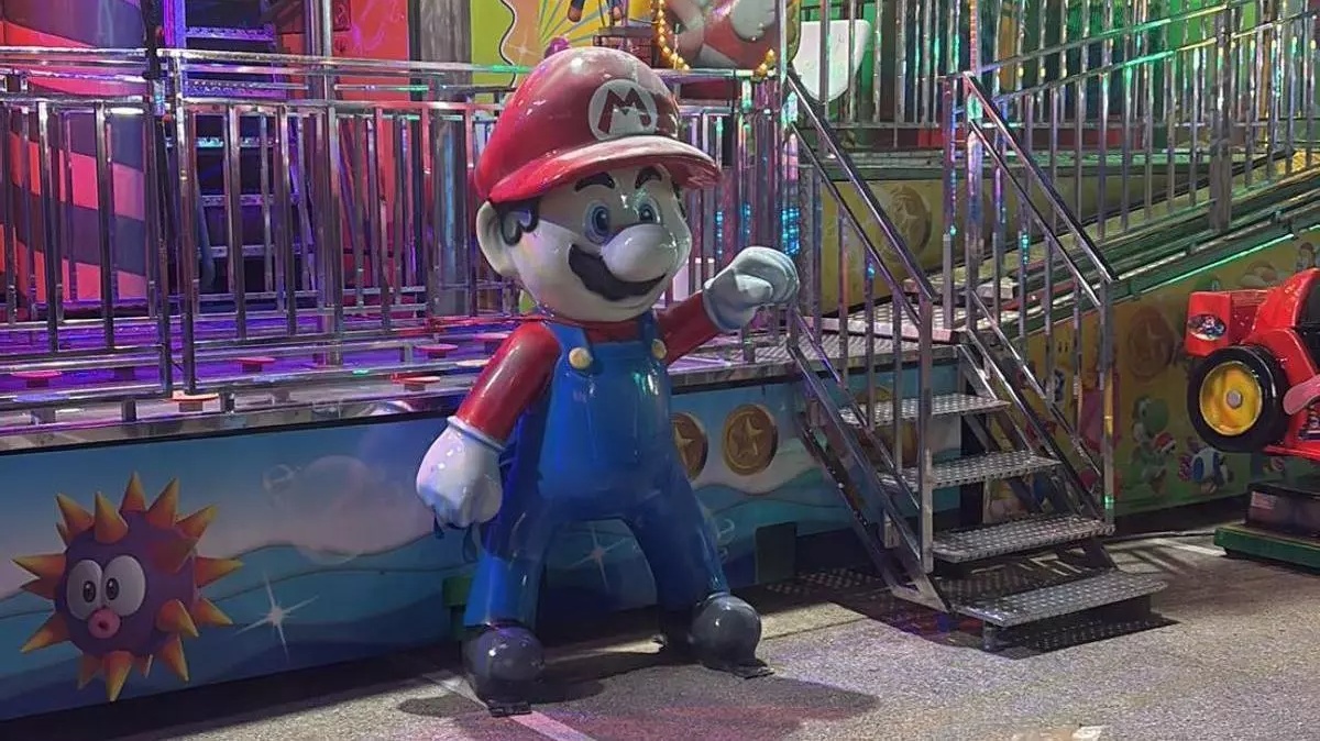 El Mario Bros robado el año pasado vuelve encadenado: candado para el fontanero más famoso de Badajoz