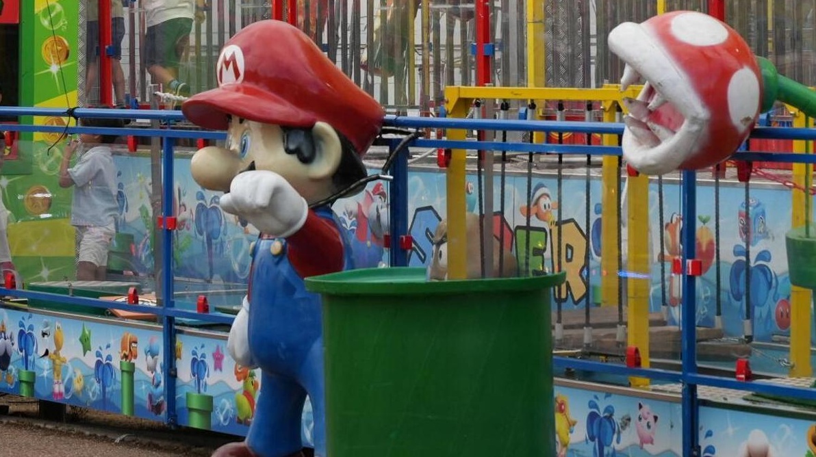El Mario Bros robado el año pasado vuelve encadenado: candado para el fontanero más famoso de Badajoz