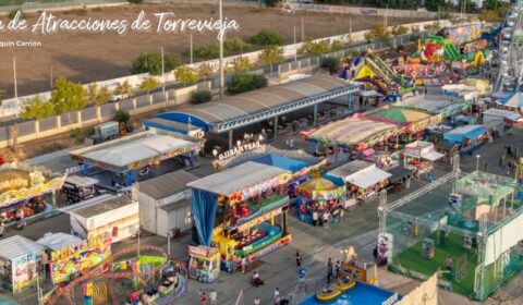La feria de atracciones regresa al Puerto de Torrevieja y el Ayuntamiento abre la nueva explanada peatonal