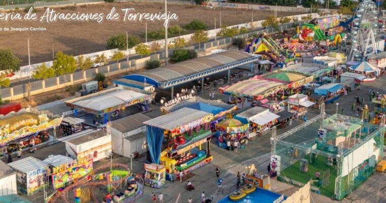 La feria de atracciones regresa al Puerto de Torrevieja y el Ayuntamiento abre la nueva explanada peatonal