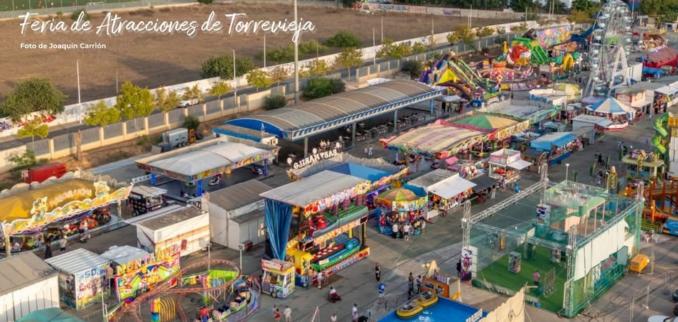 La feria de atracciones regresa al Puerto de Torrevieja y el Ayuntamiento abre la nueva explanada peatonal
